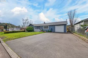 3058 NE Follett St, Roseburg, OR 97470 - Photo 3