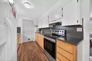 3058 NE Follett St, Roseburg, OR 97470 - Photo 9