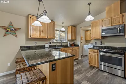 941 Colonial Rd, Roseburg, OR 97471 - Photo 9