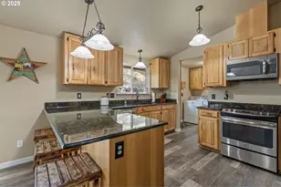 941 Colonial Rd, Roseburg, OR 97471 - Photo 9