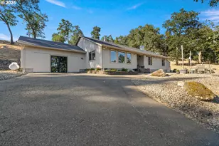 941 Colonial Rd, Roseburg, OR 97471 - Photo 3