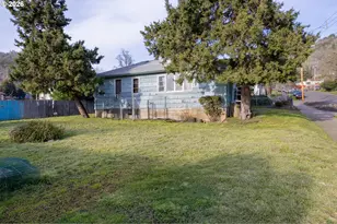 764 NE Nash St, Roseburg, OR 97470 - Photo 3