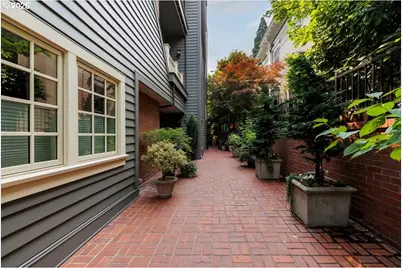2172 SW Park Pl #C, Portland, OR 97205 - Photo 5
