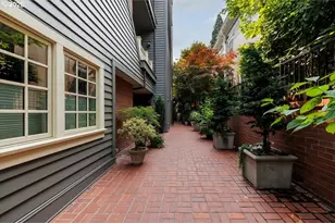 2172 SW Park Pl, Portland, OR 97205 - Photo 5