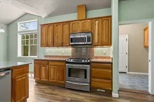 225 Pebble Beach Dr, Creswell, OR 97426 - Photo 11