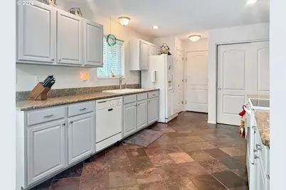 1939 Fairhill Dr, Roseburg, OR 97471 - Photo 7