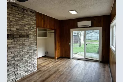 818 S 1st St, Cottage Grove, OR 97424 - Photo 9