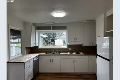 818 S 1st St, Cottage Grove, OR 97424 - Photo 15