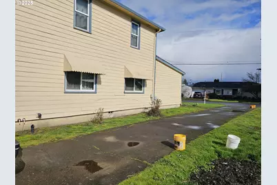 365 Bryan St, Woodburn, OR 97071 - Photo 9