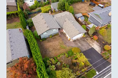 7693 SE Strawberry Ln, Milwaukie, OR 97267 - Photo 9