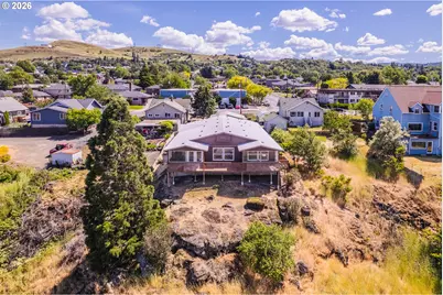 1631 E 9th St, The Dalles, OR 97058 - Photo 3