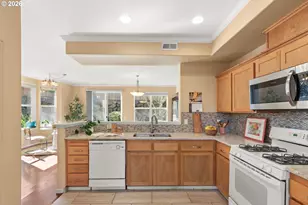 13385 SW Kingston Pl, Tigard, OR 97223 - Photo 9