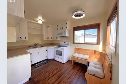 1092 Lewis St, North Bend, OR 97459 - Photo 13