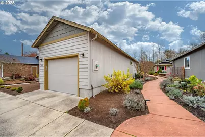 3023 Hummingbird Ln, Eugene, OR 97405 - Photo 5