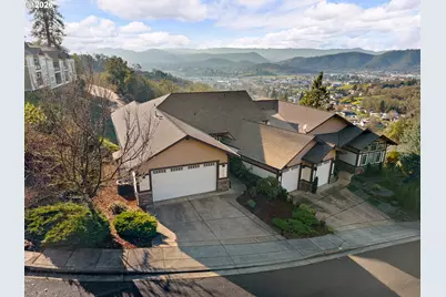 1556 NE Kennedy Loop Dr, Roseburg, OR 97470 - Photo 3