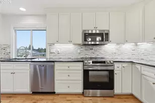 10445 SW Highland Dr, Tigard, OR 97224 - Photo 3