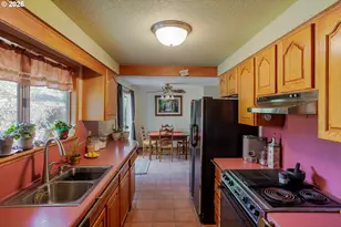 967 Rainbow Dr, Springfield, OR 97477 - Photo 13