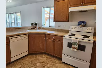 1050 Broadway Ave, Winchester Bay, OR 97467 - Photo 11