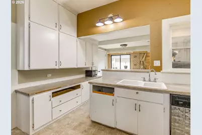 320 Gatch St, Woodburn, OR 97071 - Photo 13