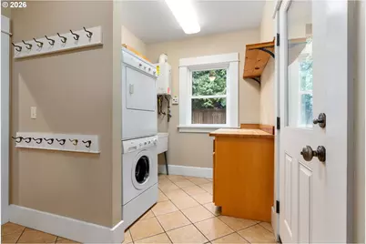 412 10th St, Hood River, OR 97031 - Photo 17
