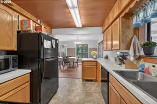 1456 NW Almira St, Roseburg, OR 97471 - Photo 13