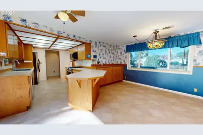 1671 T St, Springfield, OR 97477 - Photo 7