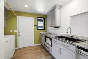 732 N College St, Newberg, OR 97132 - Photo 9