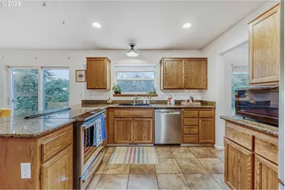 15975 SE Mary Ann Ln, Milwaukie, OR 97267 - Photo 9