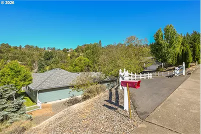 2804 NW Daysha Dr, Roseburg, OR 97471 - Photo 3