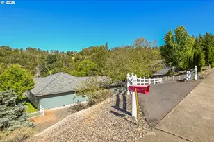 2804 NW Daysha Dr, Roseburg, OR 97471 - Photo 3