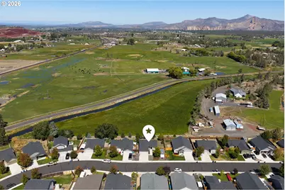 2721 NE 6th Dr, Redmond, OR 97756 - Photo 3