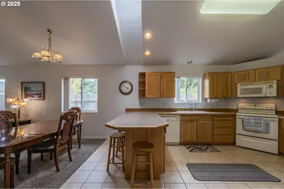 903 Chickses Dr, Coos Bay, OR 97420 - Photo 7