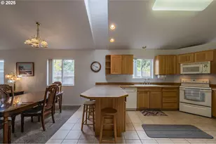 903 Chickses Dr, Coos Bay, OR 97420 - Photo 7