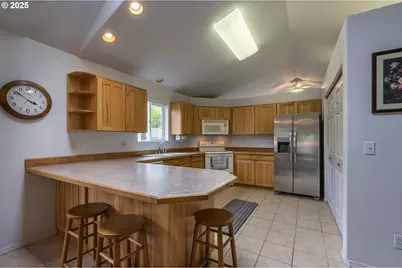 903 Chickses Dr, Coos Bay, OR 97420 - Photo 9