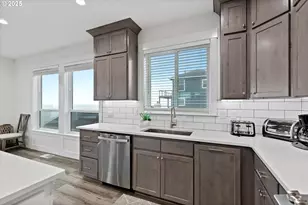 813 SW 9th St, Lincoln City, OR 97367 - Photo 11