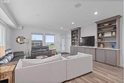 813 SW 9th St, Lincoln City, OR 97367 - Photo 35