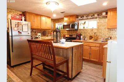 416 S 10th St, Cottage Grove, OR 97424 - Photo 3