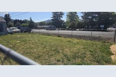 2986 W Jay Ave, Roseburg, OR 97471 - Photo 5