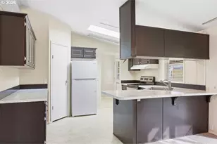 1055 W Oregon Ave, Creswell, OR 97426 - Photo 5