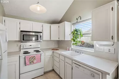 16641 SE Naegeli Dr, Portland, OR 97236 - Photo 9