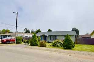 321 Maple St, Brookings, OR 97415 - Photo 1
