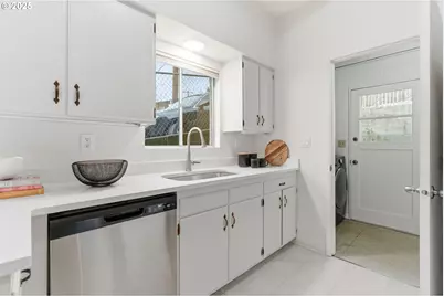 8456 SW Canyon Dr, Portland, OR 97225 - Photo 15