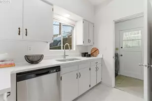 8456 SW Canyon Dr, Portland, OR 97225 - Photo 15