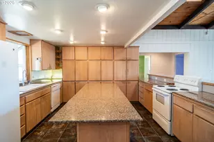 237 Country Ln, Roseburg, OR 97471 - Photo 17