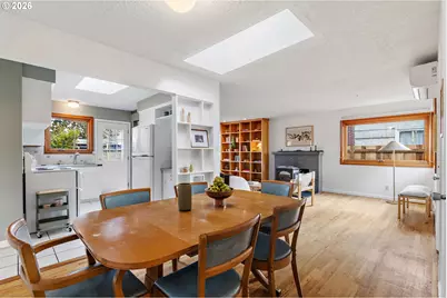 8047 SE Clay St, Portland, OR 97215 - Photo 5