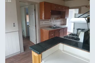 432 NW 10th St, Redmond, OR 97756 - Photo 3