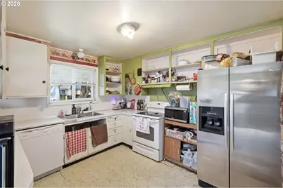 1012 7th St, Springfield, OR 97477 - Photo 11