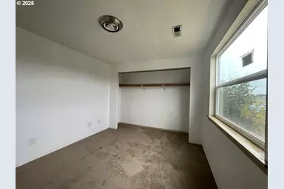 702 NE 94th Ave, Portland, OR 97220 - Photo 29