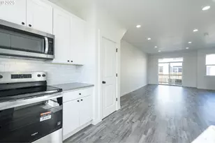 11189 SE Stark St, Portland, OR 97216 - Photo 15