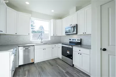 11189 SE Stark St, Portland, OR 97216 - Photo 13